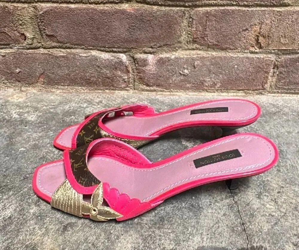 Vintage 2009 Louis Vuitton "Coconut" Monogram Pink Patent Leather Kitten Heel Mu